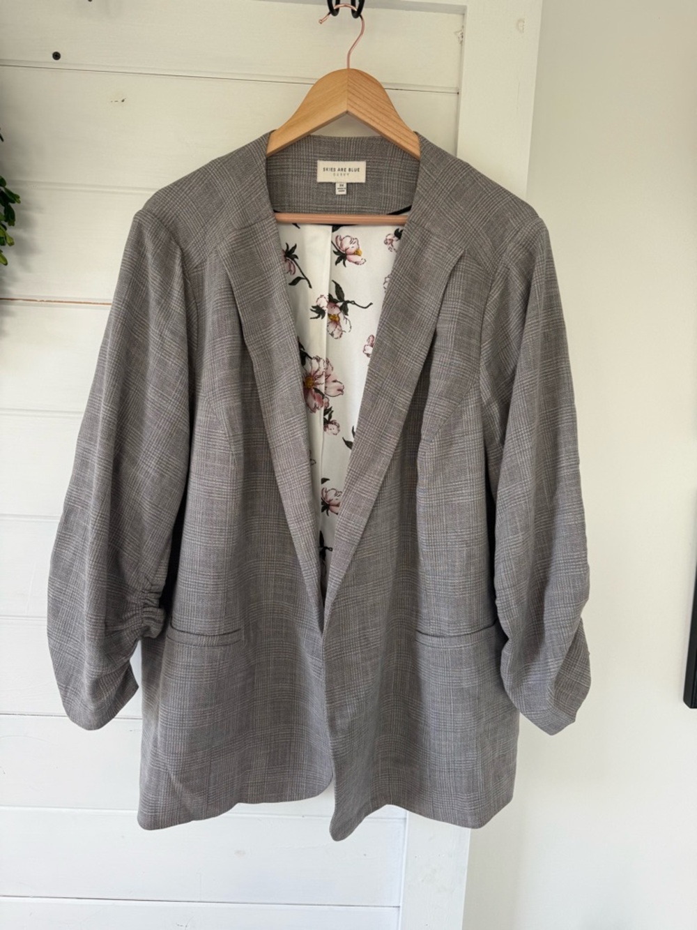 Sky’s are Blue Curvy Open Blazer in Light Gray